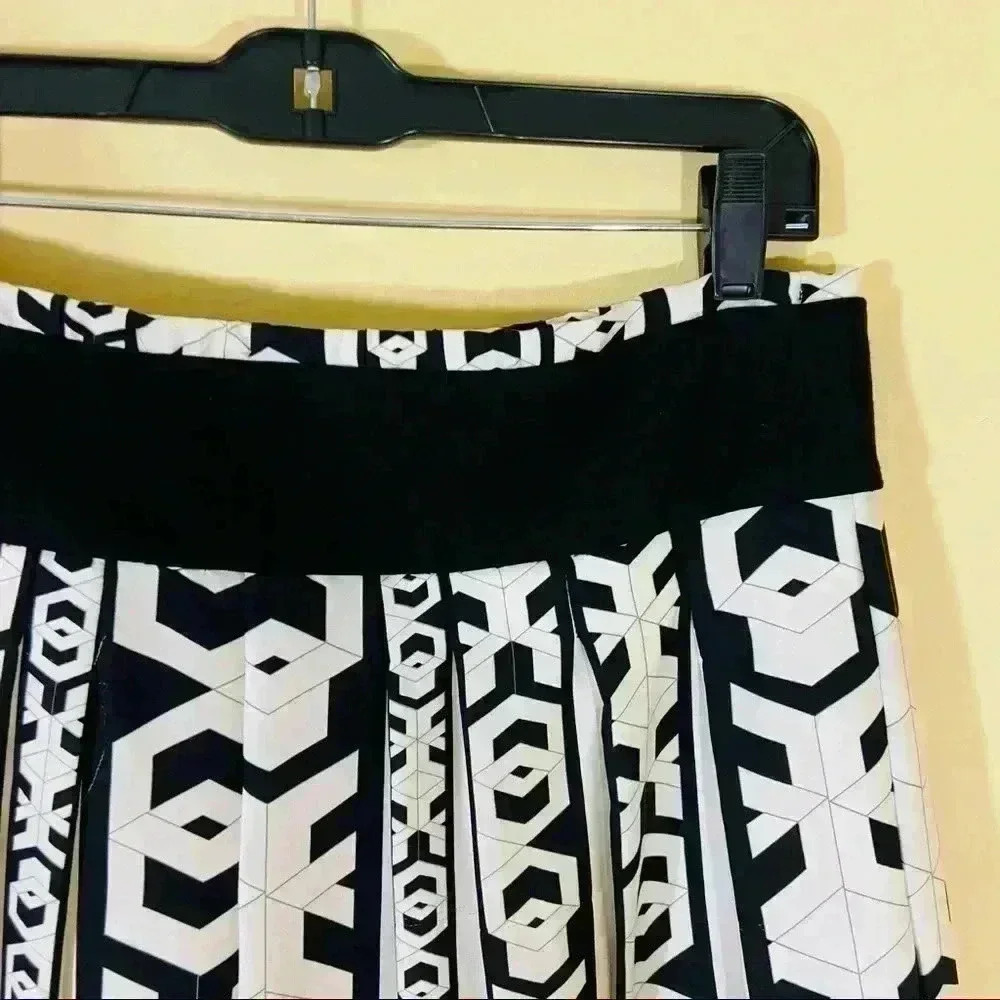 Diane Von Furstenberg Black/White Pleated Geometric Thick‎ Band Lined Mini Skirt - Picture 5 of 16